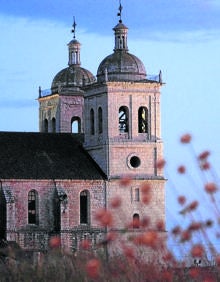 Imagen secundaria 2 - Arriba, interior de la iglesia parroquial, conocida popularmente como la Catedral del Vino; Busto de Fray Antonio Alcalde y las dos majestuosas torres de la Catedral del Vino un anochecer.