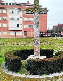 Imagen secundaria 2 - Arriba, Fuente Juana', de Ángel Membiela, en la Plaza de la Cruz; Iglesia de San Ildefonso y Crucero.