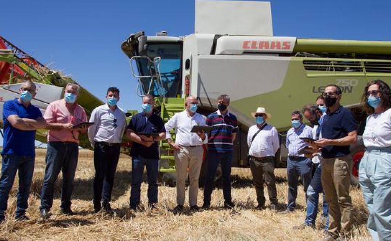 El consejero de Agricultura, en el centro, con representantes de las organizaciones agrarias, en Zamora. 