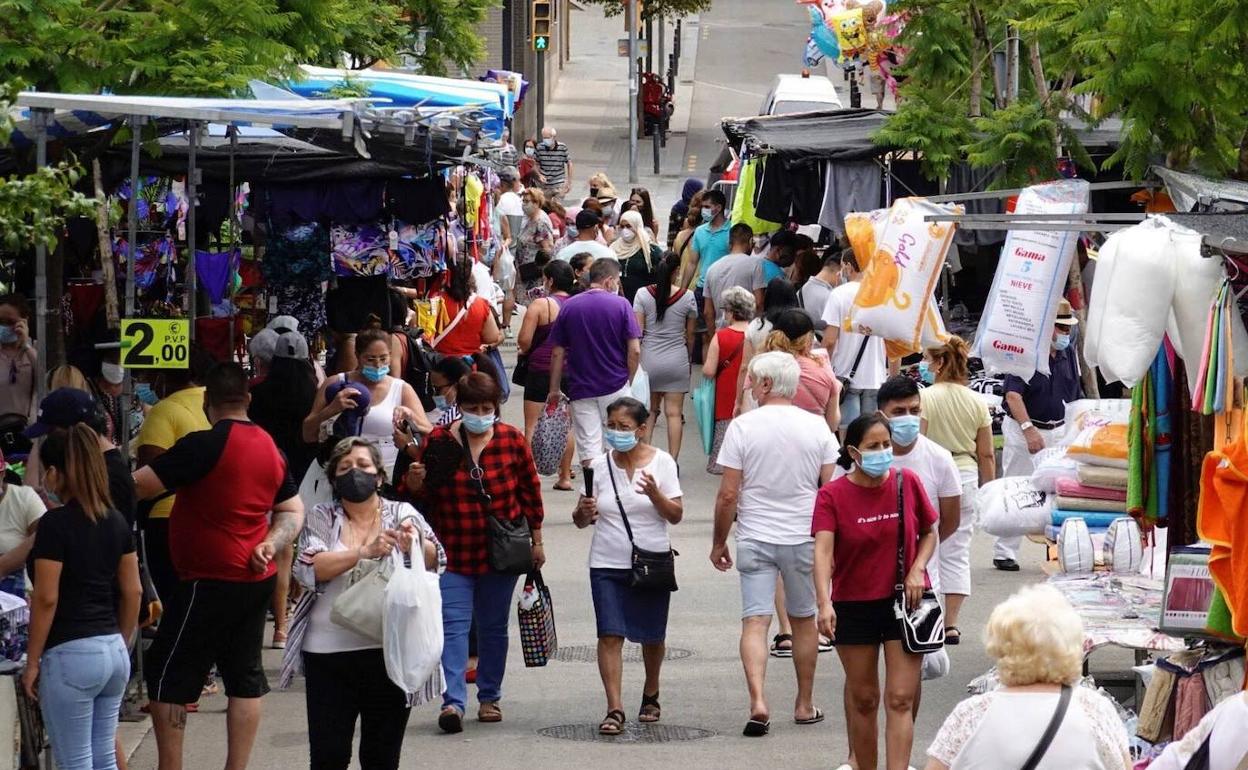 Mercadillo de Torrent Gornal en L´Hospitalet, este domingo.