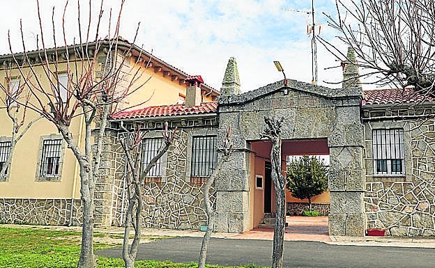 Antiguo cuartel de la guardia civil, dónde se pueden ver los trabajos de cantería. 