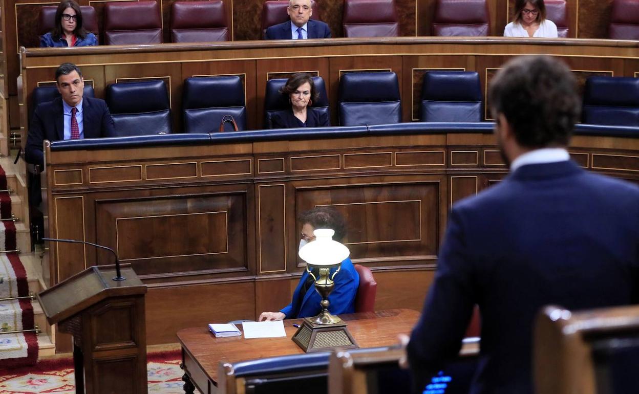 Pedro Sánchez escucha una intervención de Pablo Casado en el Congreso de los Diputados.