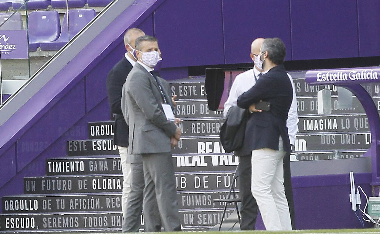 Parte de la cúpula del club blanquivioleta departe a pie de césped en el último partido ante el Barça. 