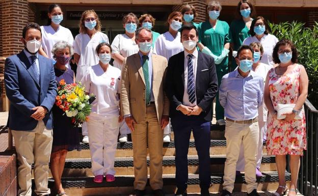 Calcoen (centro, abajo), su esposa (con el ramo), el alcalde y los trabajadores de la residencia, entre otros. 