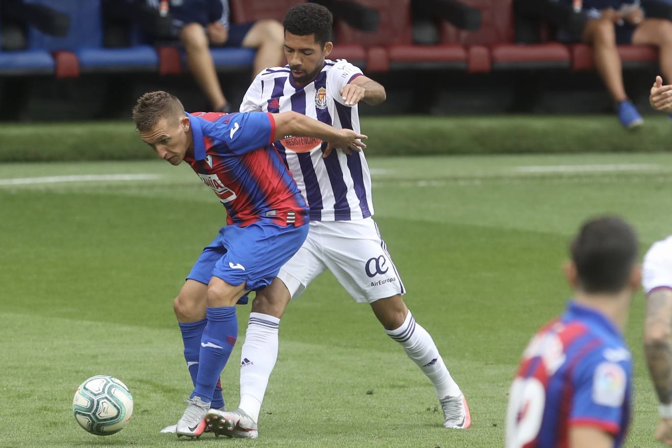 Guardiola redujo distancias en la segunda parte después de que Bigas e Inui anotaron los de los locales y en el descuento De Blasis anotó de penalti