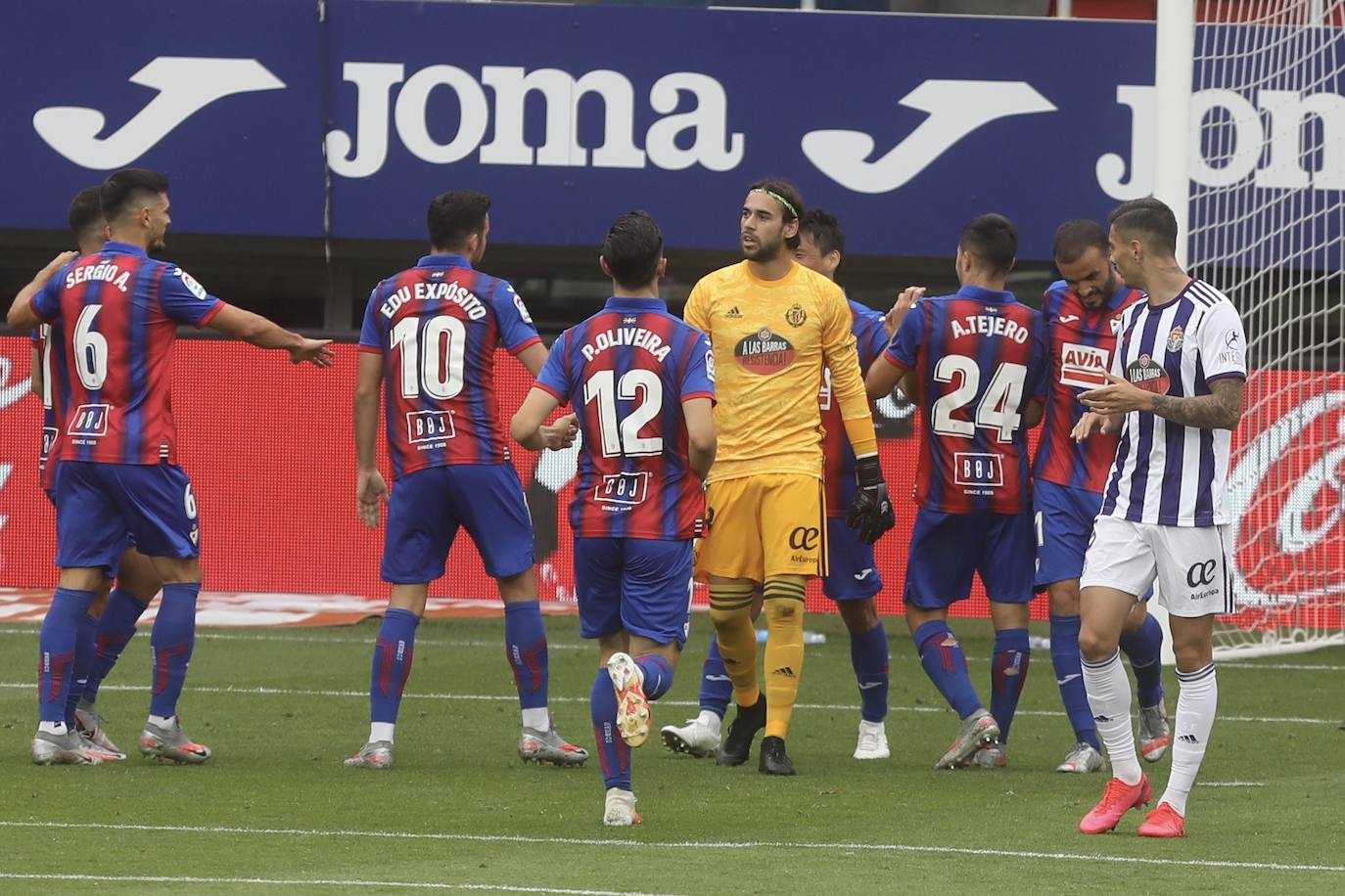 Guardiola redujo distancias en la segunda parte después de que Bigas e Inui anotaron los de los locales y en el descuento De Blasis anotó de penalti