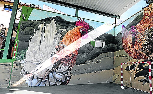 Imagen principal - Arriba, El graffiti del frontón cubierto, de grandes dimensiones, es uno de los que más llama la atención; ermita del Humilladero, en el centro del pueblo, que ha sido rehabilitada recientemente y Cristo del siglo XIII procedente del convento de Santa María de Gracia, que están restaurando actualmente. 