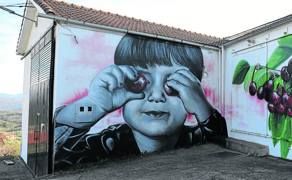 Uno de los graffitis, el ubicado en la cooperativa, hace alusión al medio de vida del pueblo, la agricultura. 