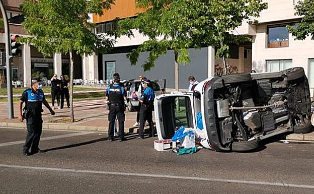 Un herido al volcar el vehículo que conducía en la calle Juan de Austria, en Valladolid 