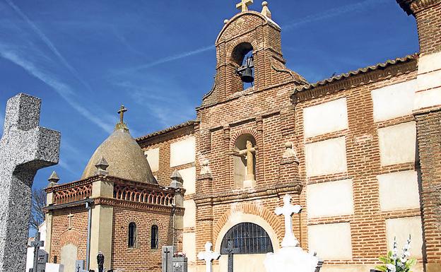 Imagen principal - Arriba, ermita del Santísimo Cristo de México junto al cementerio; a la izquierda, una de las calles de la localidad y a su derecha, puerta de la iglesia. 