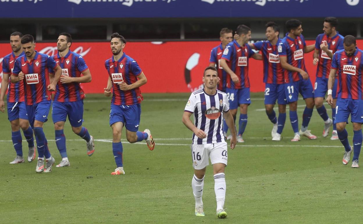 Los jugadores del Eibar celebran uno de los goles con San Emeterio en primer plano. 