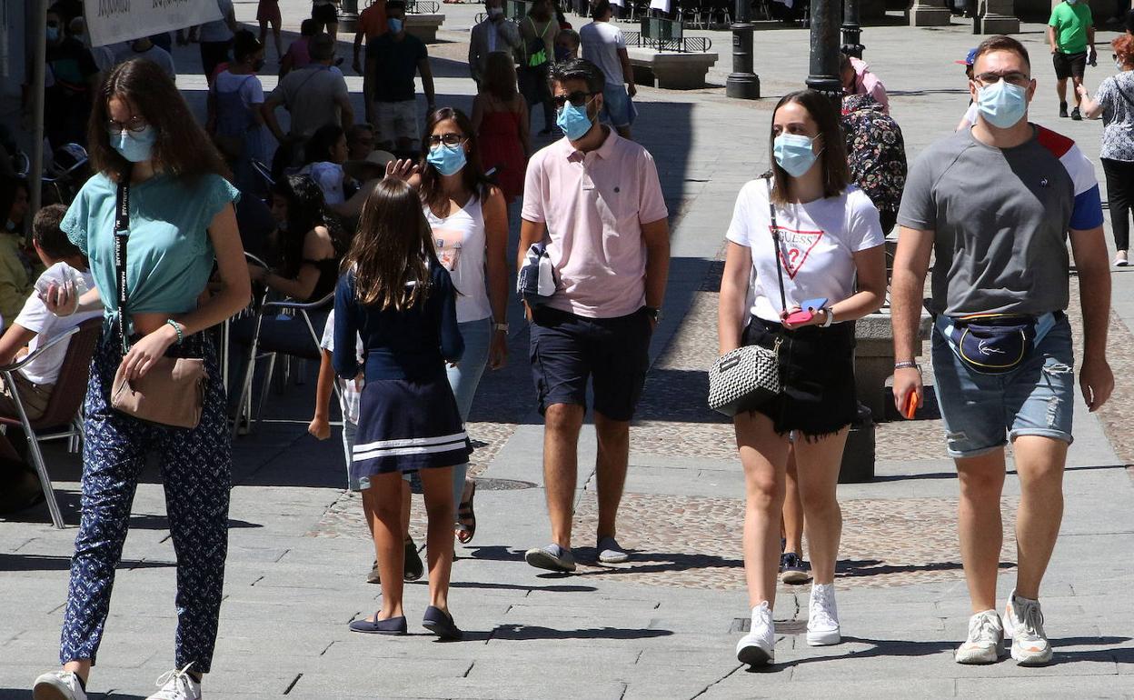 Turistas con mascarilla en Segovia.