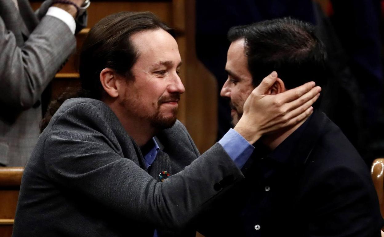 Pablo Iglesias saluda a Alberto Garzón en el Congreso de los Diputados.