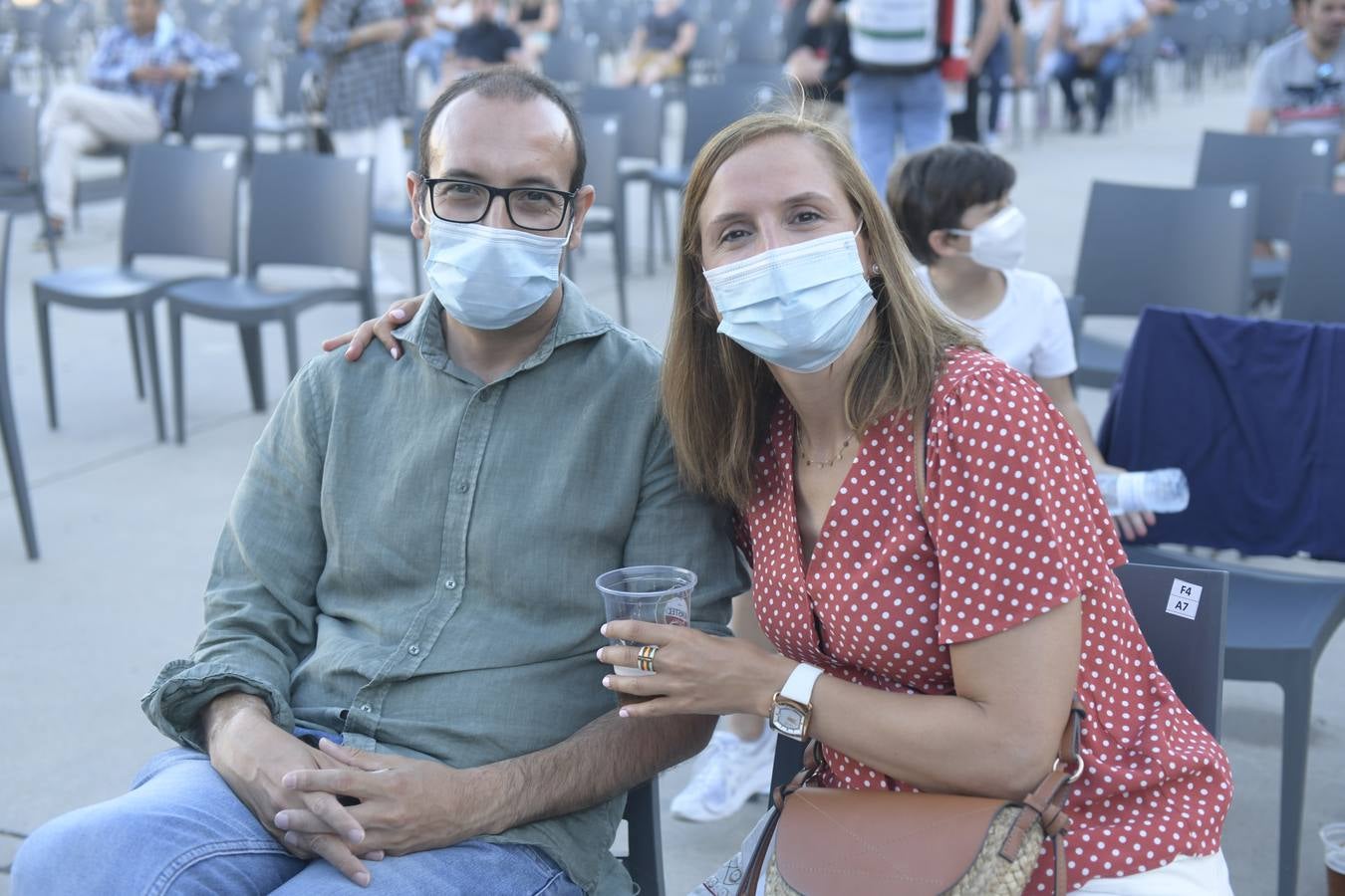 El veterano músico barcelonés ofreció un concierto junto a Gabriel Sopeña en el Patio de la Feria de Muestras, dentro del ciclo Viva la vida