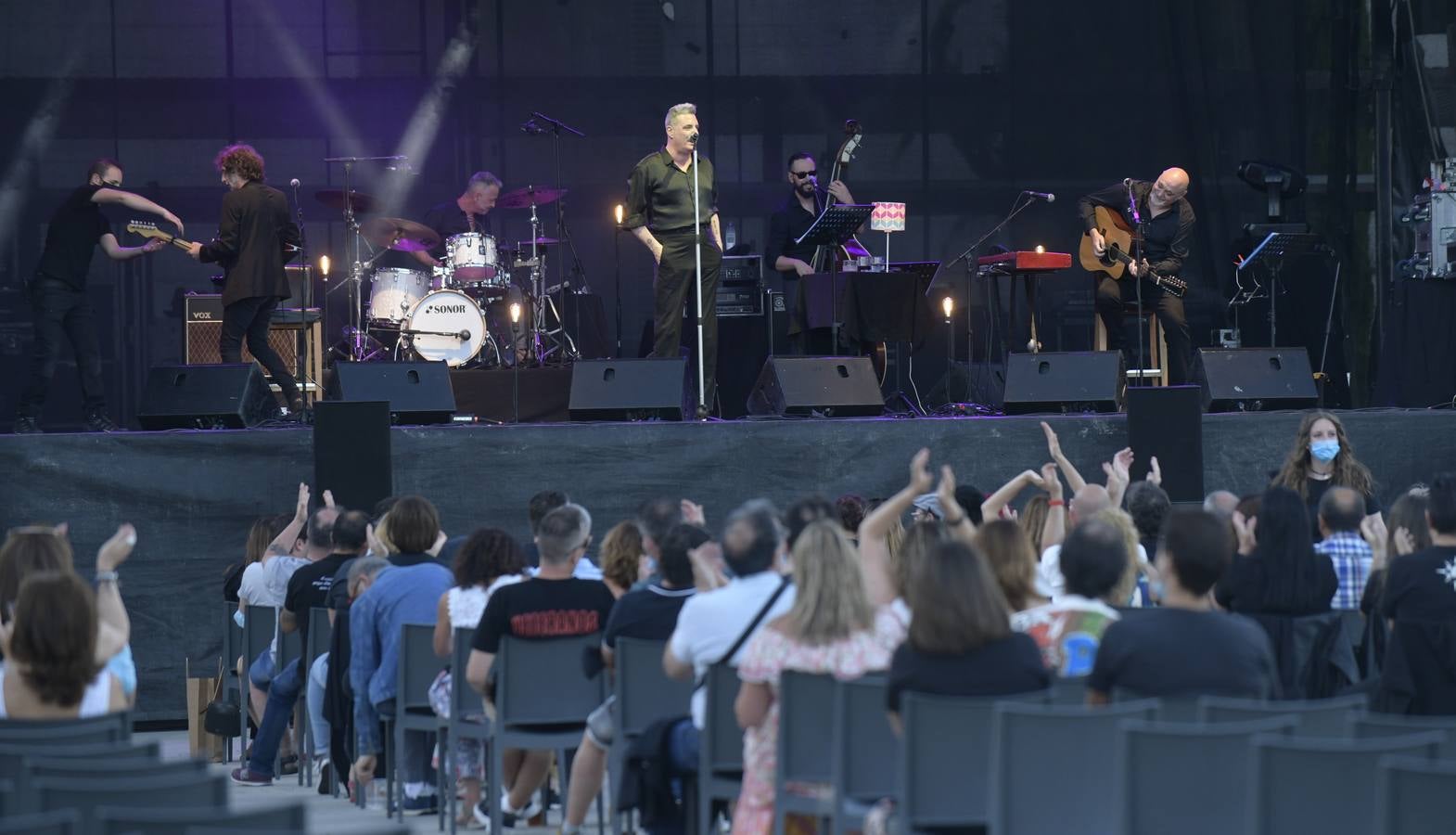 El veterano músico barcelonés ofreció un concierto junto a Gabriel Sopeña en el Patio de la Feria de Muestras, dentro del ciclo Viva la vida