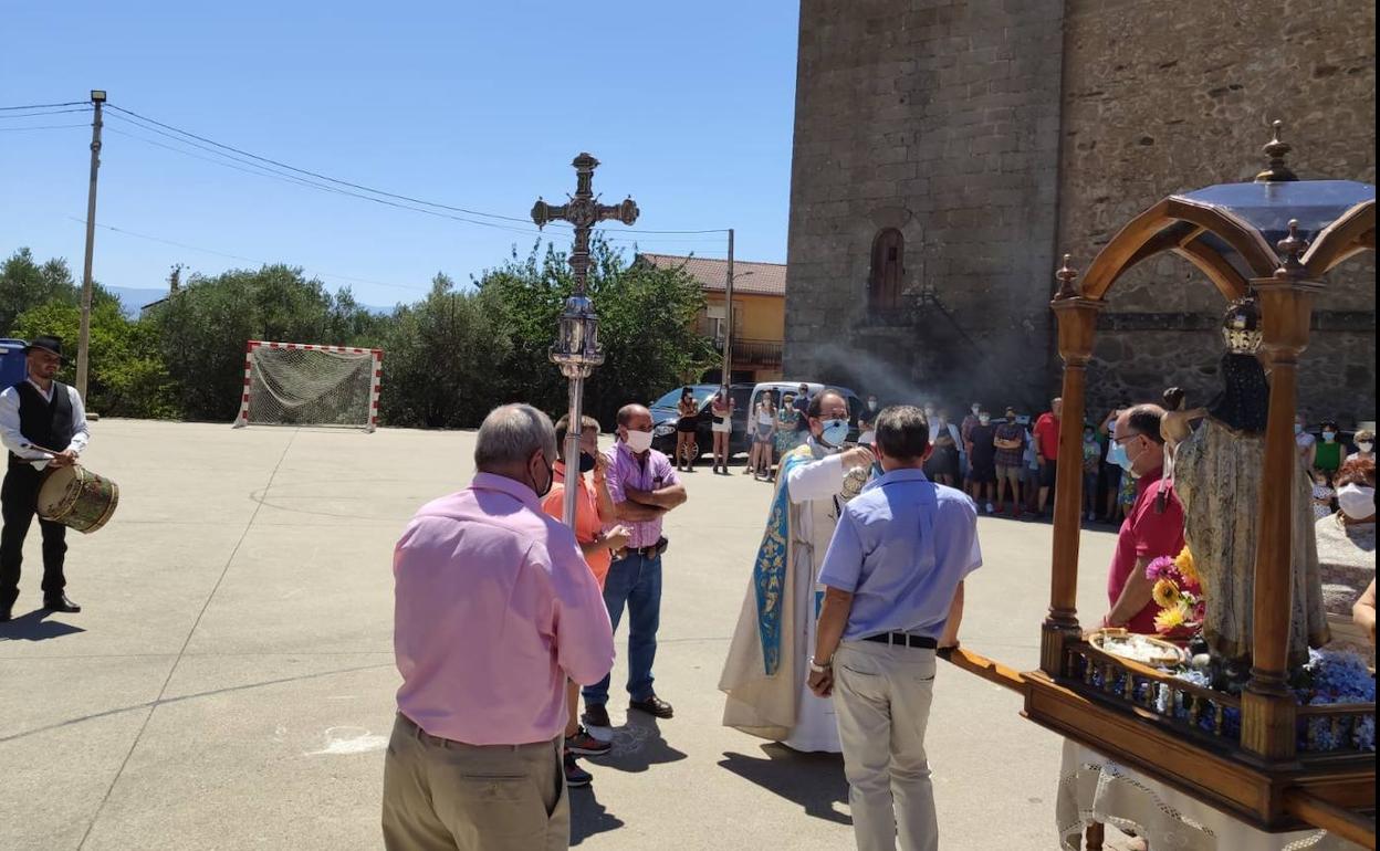 Bendición de la Virgen del Carmen, en la entrada de la iglesia parroquial. 
