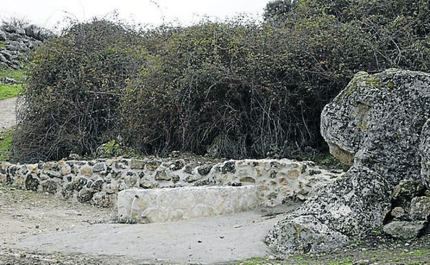 Imagen principal - Arriba, antigua fuente de Valdemoral, también restaurada en un programa municipal de recuperación del patrimonio popular: pintura sobre tabla, del Maestro de Osma y retablo de los Santos Juanes (XVI). 