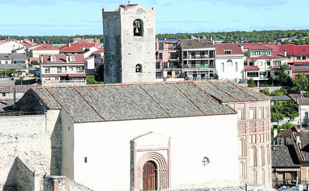 Exterior de la iglesia de San Esteban, un ejemplo del estilo mudéjar de Cuéllar. 