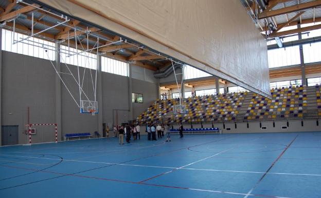 Una treintena de jóvenes y cinco monitores, a la espera del PCR en el Campus de Balonmano de Soria