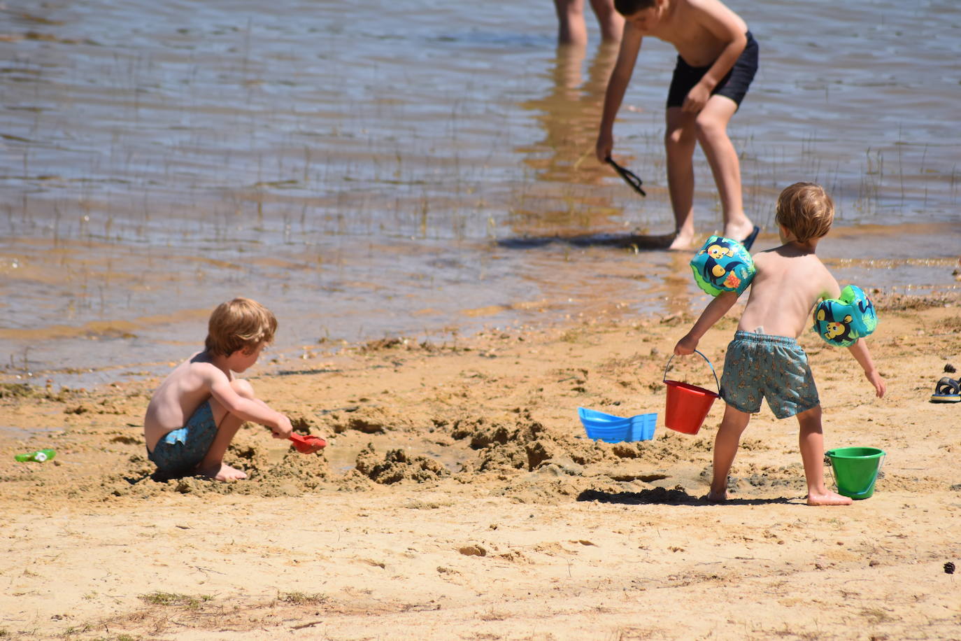 Fotos: Sol y playa en Aguilar