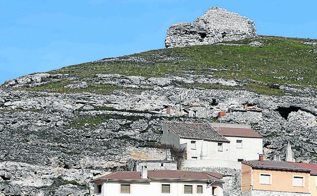 Restos del castillo ejercen de vigia en la ladera en la que se ubica el pueblo.