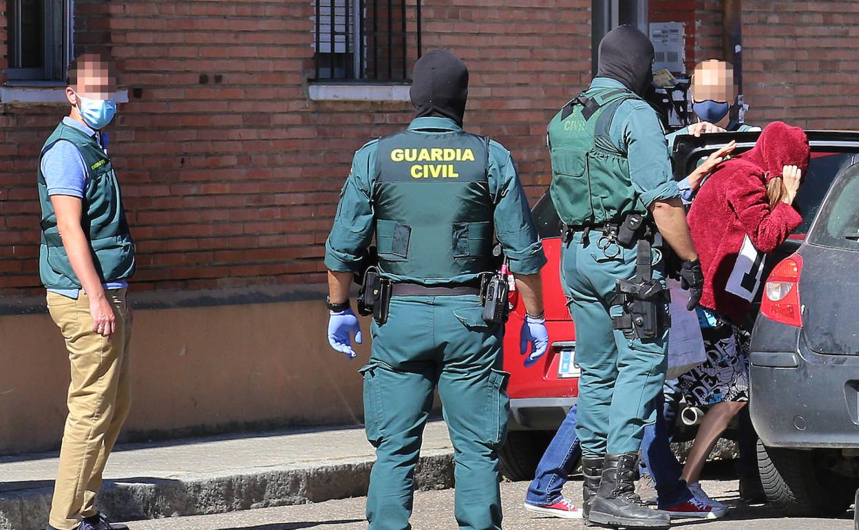 La Guardia Civil traslada a la mujer hasta el interior de un vehículo en la calle Alonso París.