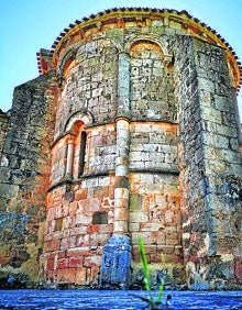 Imagen secundaria 2 - Rollo jurisdiccional de Rioseco de Soria y a la derecha, ábside iglesia de San Juan Bautista. 