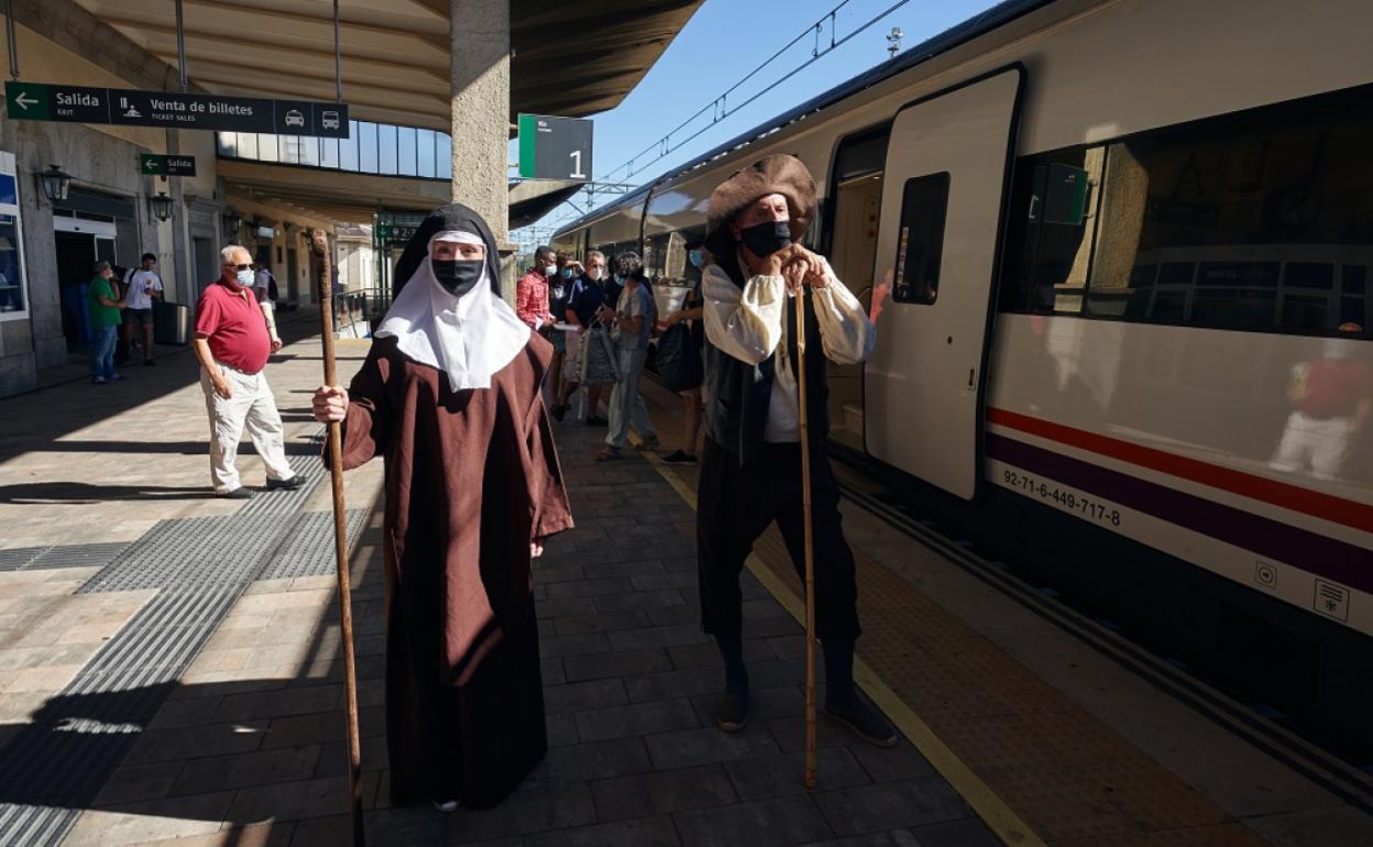 Inicio de la nueva temporada del «Tren Teresa de Ávila», en la que la mística abulense recibe en la Estación de Ferrocarril de Ávila a los viajeros procedentes de Madrid