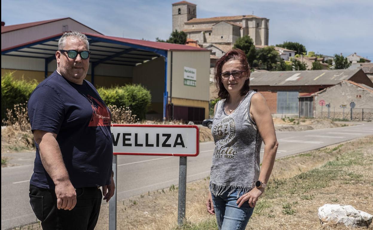 José Vila y Mar Ferreira se empadronaron hace unas semanas en Velliza procedentes de Tordesillas, donde trabajan. 