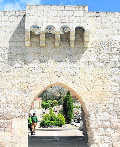 Puerta de piedra de la antigua muralla.