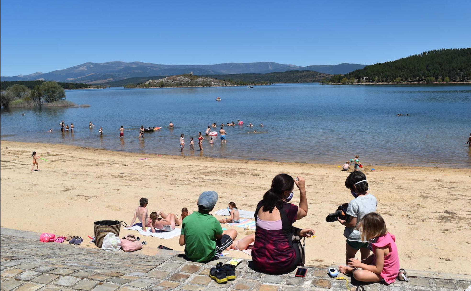 Vecinos y visitantes, el sábado en el embalse de Aguilar.