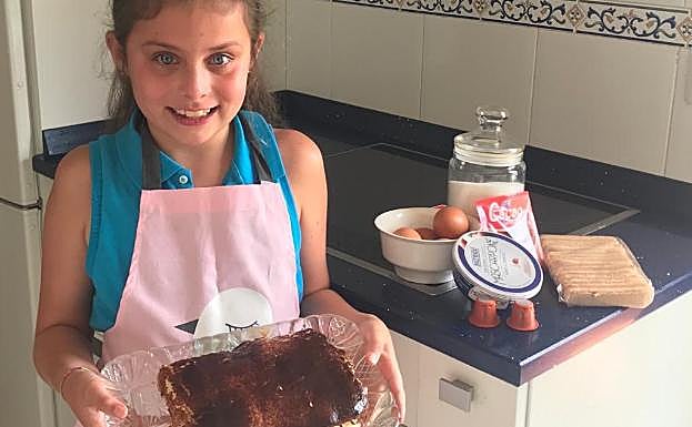 Nerea muestra su tiramisú 