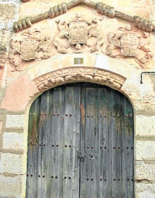 Imagen secundaria 2 - Arriba, Ermita de la Virgen de Revilla, en las afueras de Baltanás; Palacio Hospital de Santo Tomás, hoy parte del Museo del Cerrato y Fachada de la Casa del Cordón en la localidad de Valdecañas de Cerrato. 