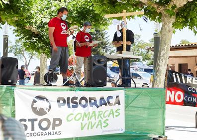 Imagen secundaria 1 - Centenares de vecinos protestan en Herrera contra la instalación de macrogranjas