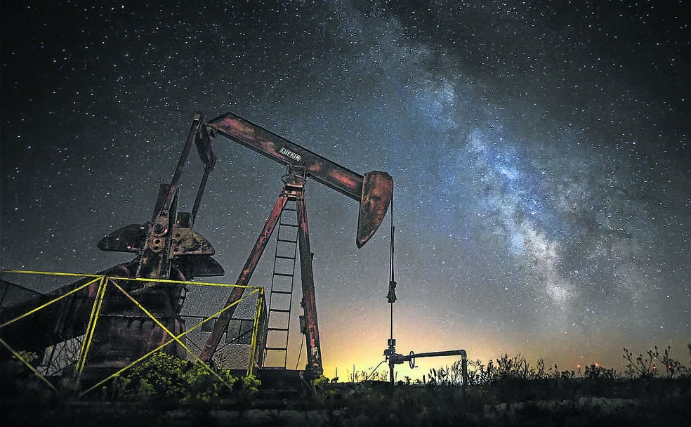Extracción de petróleo bajo las estrellas.