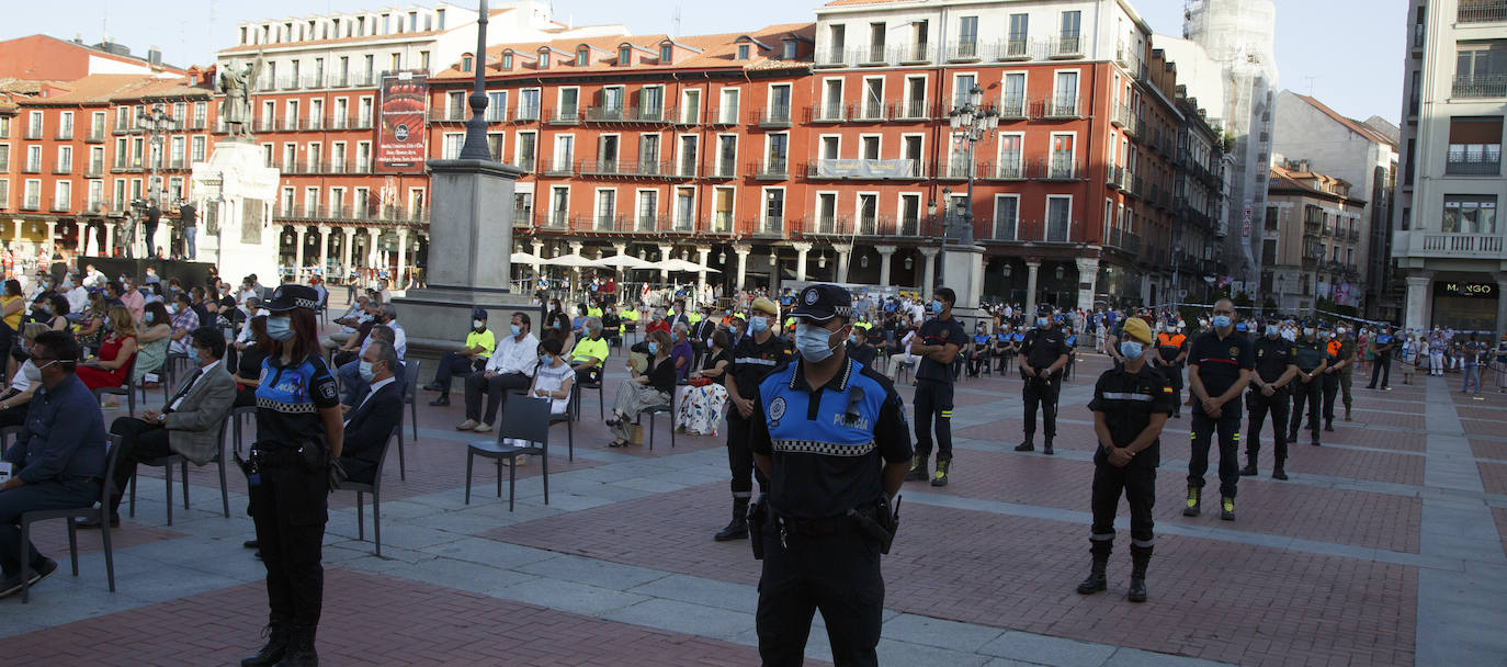 La ciudad ha recordado a las «800 víctimas» por el coronavirus en la provincia, según ha señalado el alcalde, Óscar Puente, en un acto celebrado en la Plaza Mayor vallisoletana