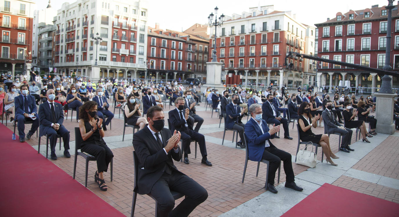 La ciudad ha recordado a las «800 víctimas» por el coronavirus en la provincia, según ha señalado el alcalde, Óscar Puente, en un acto celebrado en la Plaza Mayor vallisoletana