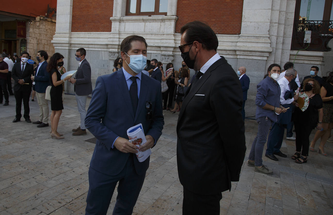 La ciudad ha recordado a las «800 víctimas» por el coronavirus en la provincia, según ha señalado el alcalde, Óscar Puente, en un acto celebrado en la Plaza Mayor vallisoletana