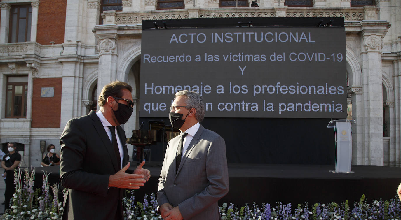 La ciudad ha recordado a las «800 víctimas» por el coronavirus en la provincia, según ha señalado el alcalde, Óscar Puente, en un acto celebrado en la Plaza Mayor vallisoletana