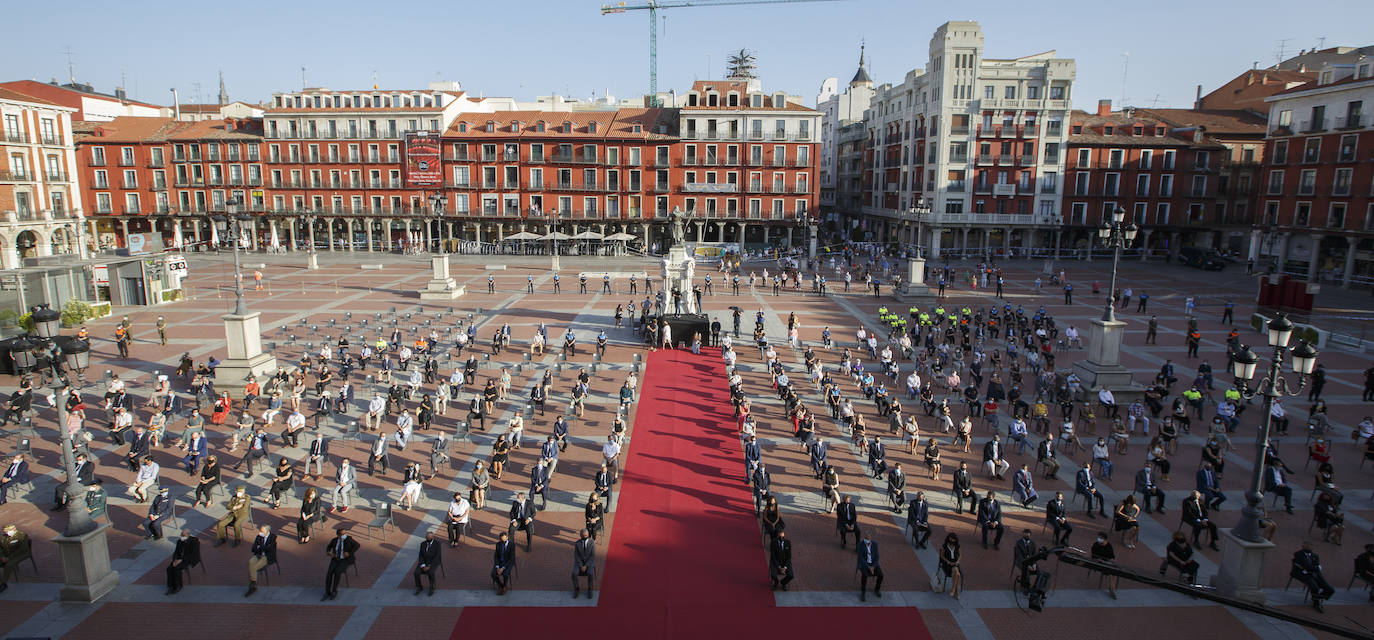 La ciudad ha recordado a las «800 víctimas» por el coronavirus en la provincia, según ha señalado el alcalde, Óscar Puente, en un acto celebrado en la Plaza Mayor vallisoletana