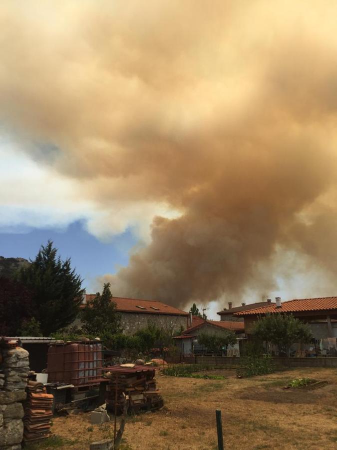 80 efectivos luchan contra el incendio con un gran despligue de aviones y maquinaria