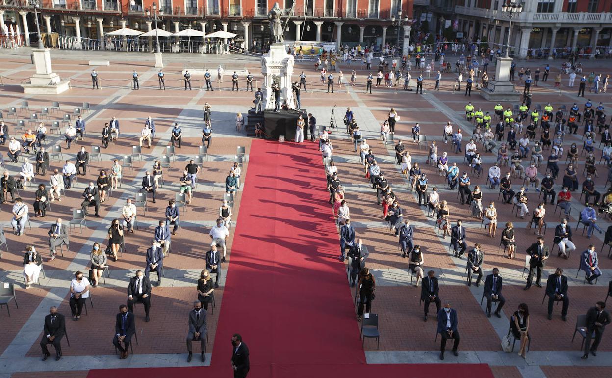 Acto de homenaje a las víctimas del coronavirus celebrado este lunes en la Plaza Mayor. 