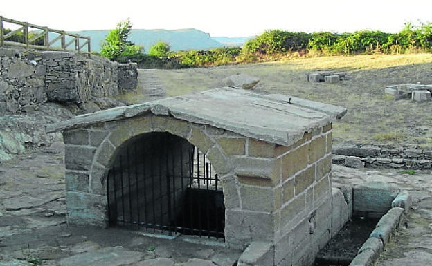 Imagen principal - Arriba, fuente medieval del Obispo; retablo de la iglesia de San Pedro Apóstol.y escultura de tres metros del Sagrado Corazón que fue modelada en el propio cerro de San Pedro, donde está.