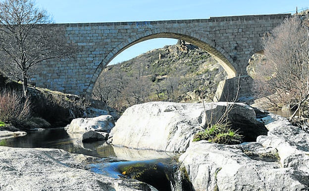 Puente del Arco, sobre el río Alberche. 
