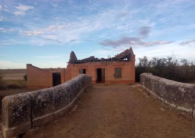 Imagen secundaria 1 - Palacio de los Hierro, hoy sede de la Casa Consistorial en la llamativa plaza escalonada de Osorno. Abajo, puente sobre el Canal de Castilla y la Casa del Obispo, en la localidad de Villadiezma, a cinco minutos de la cabecera del municipio. 