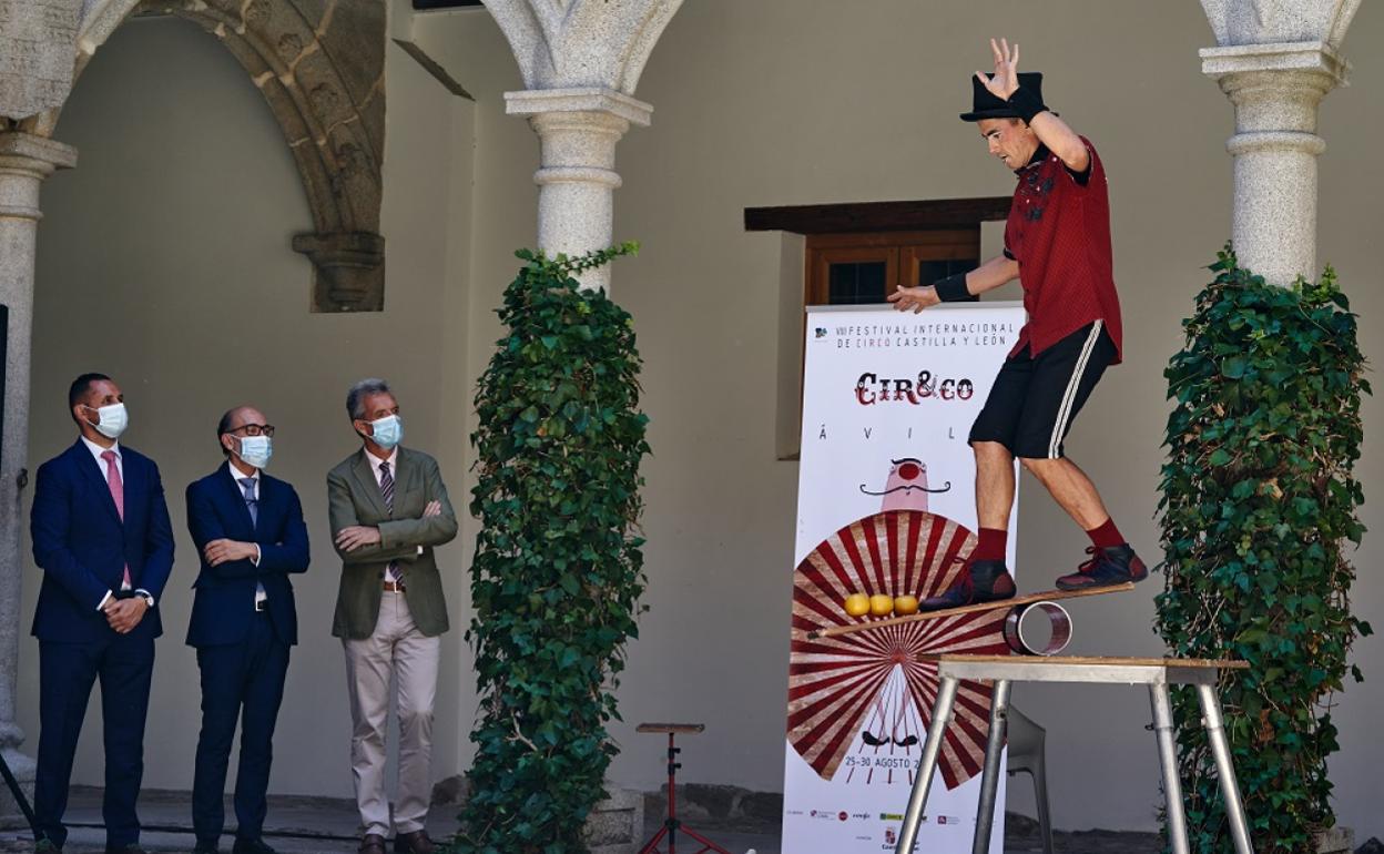 Un momento de la presentación del VIII Festival Internacional de Circo de Castilla y León «Cir&Co» hoy en Ávila, que se celebrará del 25 al 30 de Agosto en la capital abulense