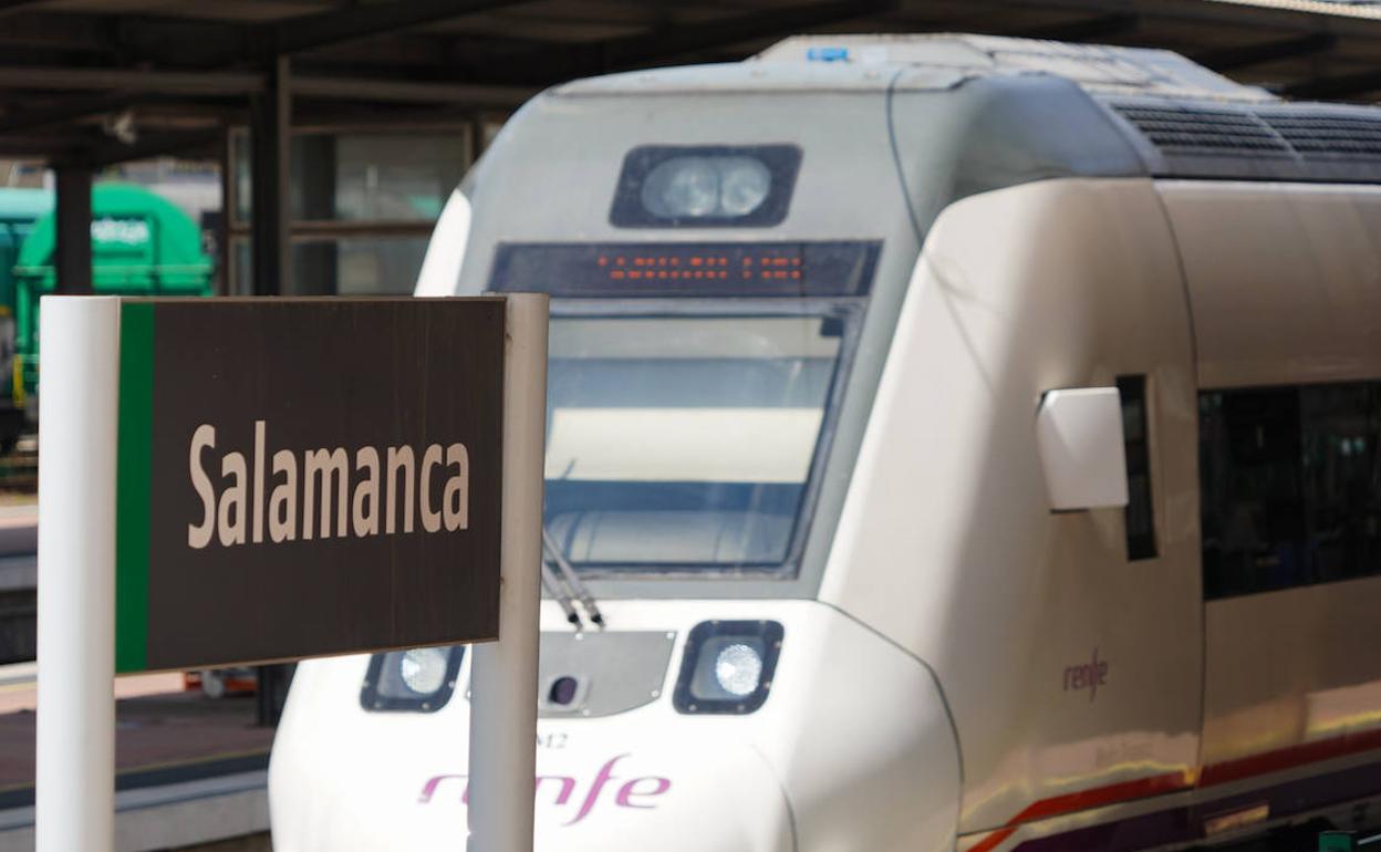 Un tren en la estación de Salamanca.