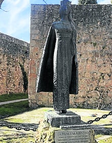 Imagen secundaria 2 - Arriba, Colegiata de San Cosme y San Damián; torreón de Fernán González. y escultura a Kristina de Noruega. 