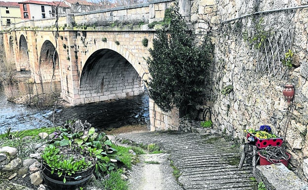 Puente de piedra sobre el río Arlanza.