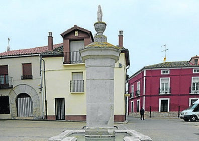 Imagen secundaria 1 - Arriba, crucifijo de piedra y tras él, imagen de San Torcuato; fuente de la Plaza Mayor de Esguevillas y Virgen con el Niño, del siglo XIII.